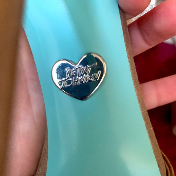 Betsy Johnson Gold Heels - size 6 - Picture 5 of 7